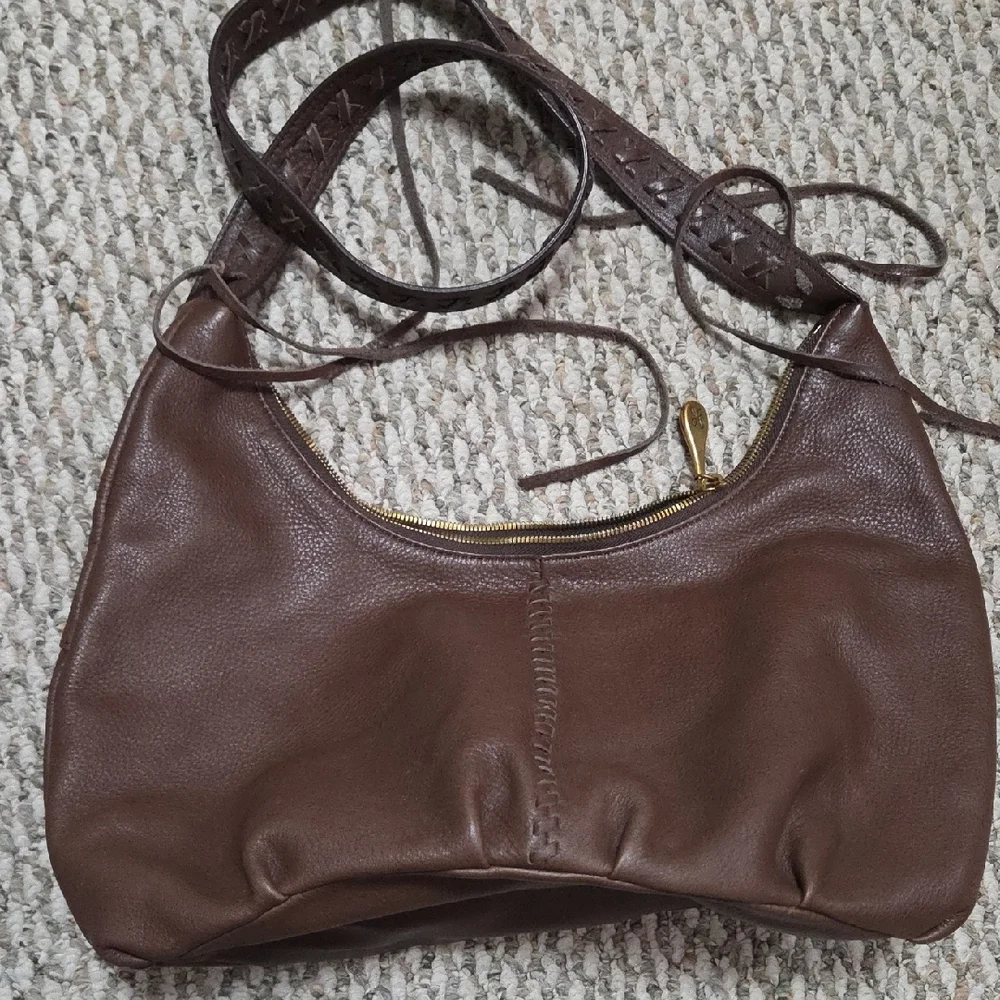 Elegant Brown Leather Shoulder Bag - Picture 1 of 8
